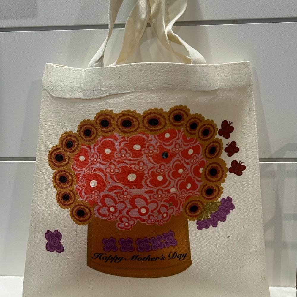 Canvas tote bag with original artwork. A bouquet of flowers. 💐